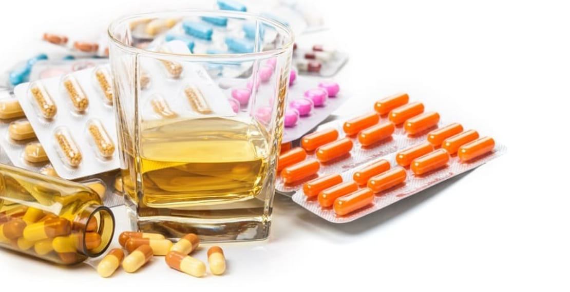 Лекарства и алкоголь на столе