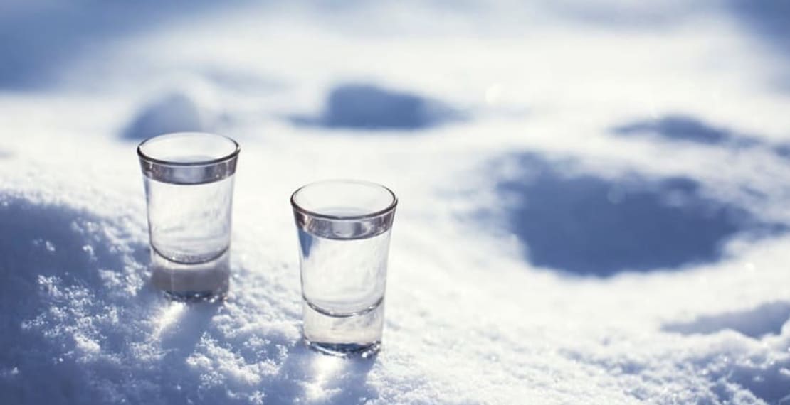 Рюмки с алкоголем на снегу